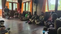 Giat Satpol-PP Maybrat Menuju 17 Agustus, Kasatpol-PP Menyerahkan 40 Bendera Marah Putih