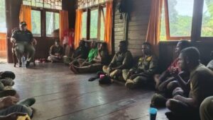Giat Satpol-PP Maybrat Menuju 17 Agustus, Kasatpol-PP Menyerahkan 40 Bendera Marah Putih
