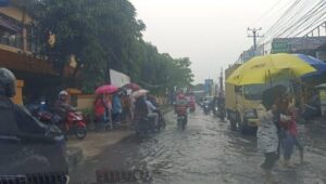 Barisan Aktivis Kritisi Jalan Raya Di Depan SMPN 1 Tigaraksa Jadi Langganan Banjir Bertahun-Tahun