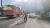 Respon Cepat Polsek Pugung Tangani Tumpahan Solar di Jalinbar Rantau Tijang