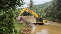 Hujan Deras Mengakibatkan Tanggul Sungai Waykerap Jebol