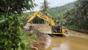 Hujan Deras Mengakibatkan Tanggul Sungai Waykerap Jebol