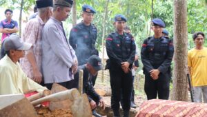 Satbrimob Polda Banten Sambang Duka Warga Meninggal Dunia