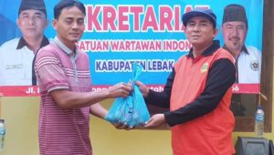 Peringati Tahun Baru Islam 1445 Hijriah, PWI Lebak Bagikan Telur Gratis