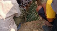 Viral..!!!  Pria Berseragam Cokelat Di Lebak Ikut Makamkan Jenazah Ke Liang Lahat