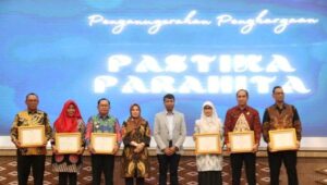 Asisten Perekonomian & Pembangunan Sekda Terima Anugerah