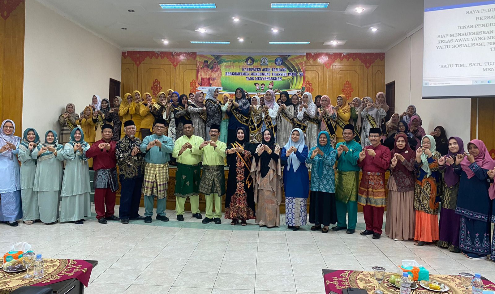 Pj. Bupati Aceh Tamiang, Dr. Drs. Meurah Budiman, SH, MH dan Bunda PAUD Kabupaten bersama para pengurus Bunda PAUD Aceh Tamiang.