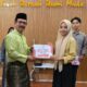 Pj. Bupati, Dr. Drs. Meurah Budiman, SH, MH menyerahkan bantuan beasiswa kategori S-2 secara simbolis. Dok :  Prokopim 2023/SWARA45.COM/Afrizal]