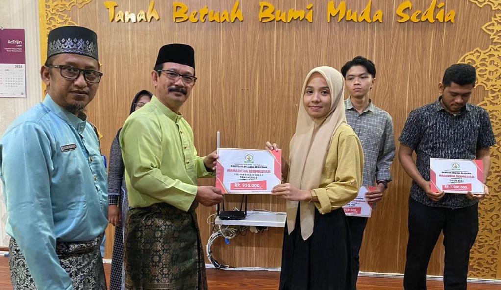 Pj. Bupati, Dr. Drs. Meurah Budiman, SH, MH menyerahkan bantuan beasiswa kategori S-2 secara simbolis. Dok :  Prokopim 2023/SWARA45.COM/Afrizal]