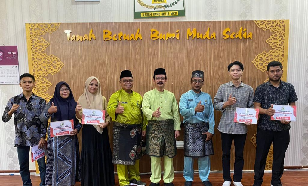 Pj. Bupati, Dr. Drs. Meurah Budiman, SH, MH, poto bersama usai menyerahkan bantuan beasiswa secara simbolis kepada mahasiswa yang kategori S-2, di Ruang kerjanya.