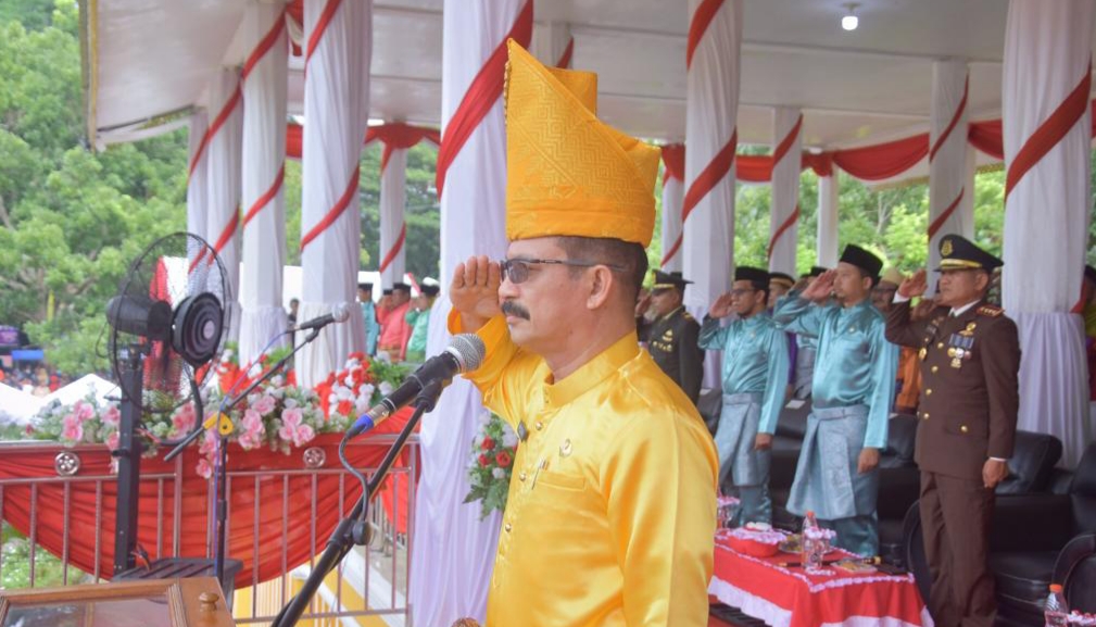 Pj. Bupati Aceh Tamiang, Dr. Drs. Meurah Budiman, SH, MH saat memimpin upacara Peringatan HUT RI yang ke 78 tahun 2023 di Lapangan Belakang Kantor Bupati setempat, Kamis  17 Agustus 2023.