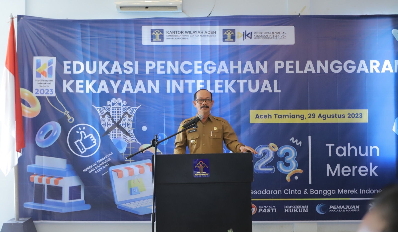 Pj. Bupati Aceh Tamiang Dr. Drs. Meurah Budiman, SH, MH, saat membuka kegiatan Edukasi Pencegahan Pelanggaran Kekayaan Intelektual (HAKI) di Grand Arya Hotel, Selasa 29 Agustus 2023.