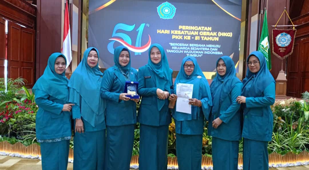 Poto : Ketua PKK Aceh Tamiang dan Pengurus PKK Aceh Tamiang bersama Ketua PKK Provinsi Aceh di Anjong Mon Mata, Banda Aceh.