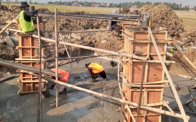 Photo : Pembangunan Tower BTS di Desa Cijeruk Kecamatan Mekar Baru