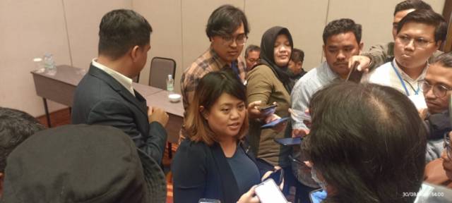 Foto : Fasca Featrix Marketing Communication Manager Hotel Episode Gading Serpong menjelaskan kepada wartawan tentang konsep tradisional Baduy dan Peranakan (30/08)