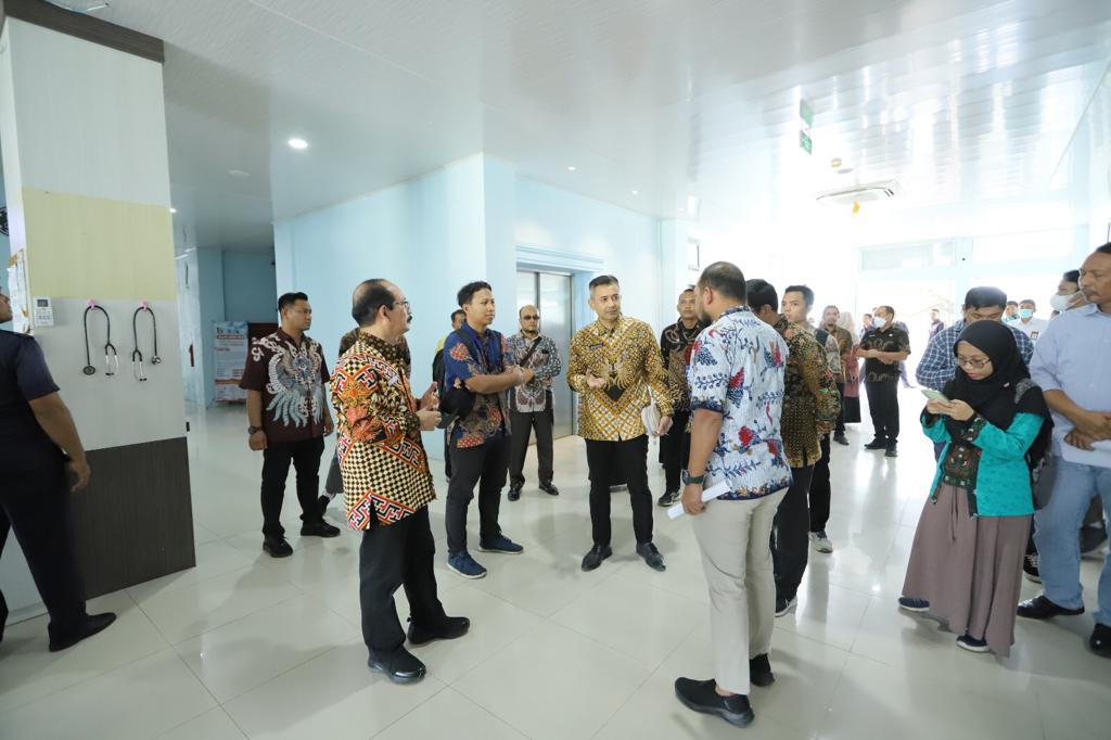 Poto : Pj. Bupati Aceh Tamiang, Meurah Budiman dan Direktur RUSD berkiling di RUSD Muda Sedia bersama Direktur Kesehatan dan Gizi Bappenas beserta tim, Kamis 3 Agustus 2023. 