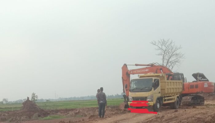 puluhan Warga Desa Kandawati Demo   dan Blokade Jalan aktifitas Galian Tanah ilegal di Kampung Belod Desa Kandawati Gunung Kaler