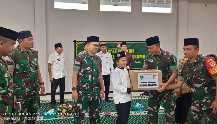 Danramil 13/Csk Dampingi Danrem 052/Wkr Kunjungi Ponpes Daar El Qolam Giat Jumat Berkah