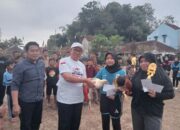 Haji Aslim  Membagikan Hadiah Simbolis di Final Sepak bola Perempuan Lewikidang Bersatu