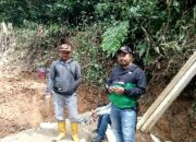Guna Meningkatkan Perekonomian Masyarakat Pemdes Mekarwangi Bangun Jalan Poros Cukal-Pasir Panjang