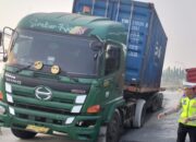 Satlantas Polsek Cikande Gerak Cepat Atur Lalu Lintas Akibat Container Terguling