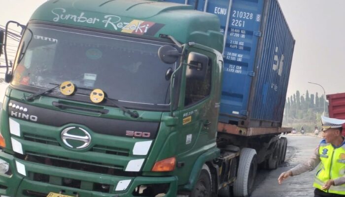 Satlantas Polsek Cikande Gerak Cepat Atur Lalu Lintas Akibat Container Terguling