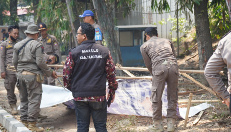 Photo : Satpol PP Kabupaten Tangerang Bersihkan Alat Peraga Kampanye (Sumber Photo : Humas Pemkab Tangerang)