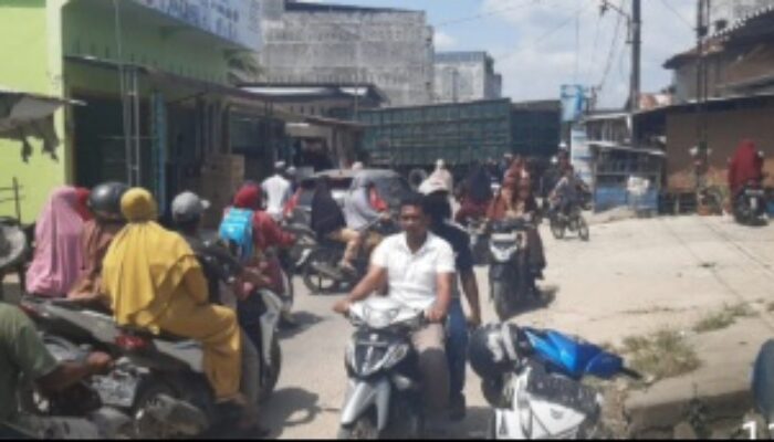 Poto : Truk angkut semen berbalik arah mengakibatkan terjadinya kemacetan di pusat perkotaan pekan seruway.