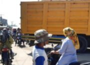 Warga Resah, Truk Tronton Berukuran Besar Bongkar Muatan Dipusat Perkotaan Pekan Seruway