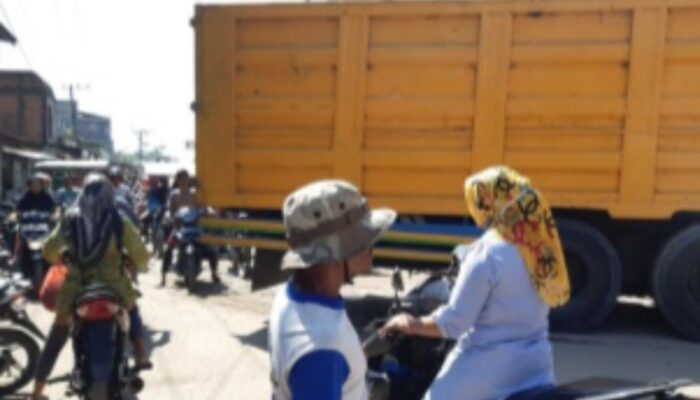 Warga Resah, Truk Tronton Berukuran Besar Bongkar Muatan Dipusat Perkotaan Pekan Seruway