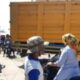 Poto : Mobil Truk Tronton angkut semen selesai bongkar muatan di jalan Pusat perkotaan pekan Seruway. Dok : SWARA45.COM /Afrizal]