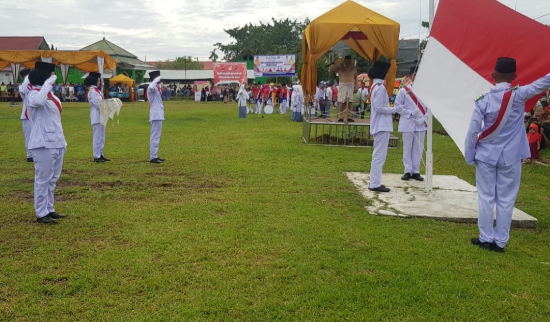Poto : Sekretaris Daerah (Sekda) Aceh Tamiang Drs. Asra menjadi Inspektur Upacara Peringati Hardikda Aceh ke 64, di lapangan Bola Kaki Kecamatan Seruway, Sabtu 2 September 2023.