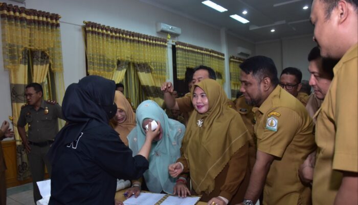 Sejumlah pejabat Eselon 3 tampak antusias mengikuti arahan petugas BNN untuk melakukan tes narkoba yang digelar Badan Kesbangpol bekerjasama dengan BNNK di aula Setdakab, Senin (11/9/2023). Dok : Prokopim 2023/SWARA45.COM/Afrizal]