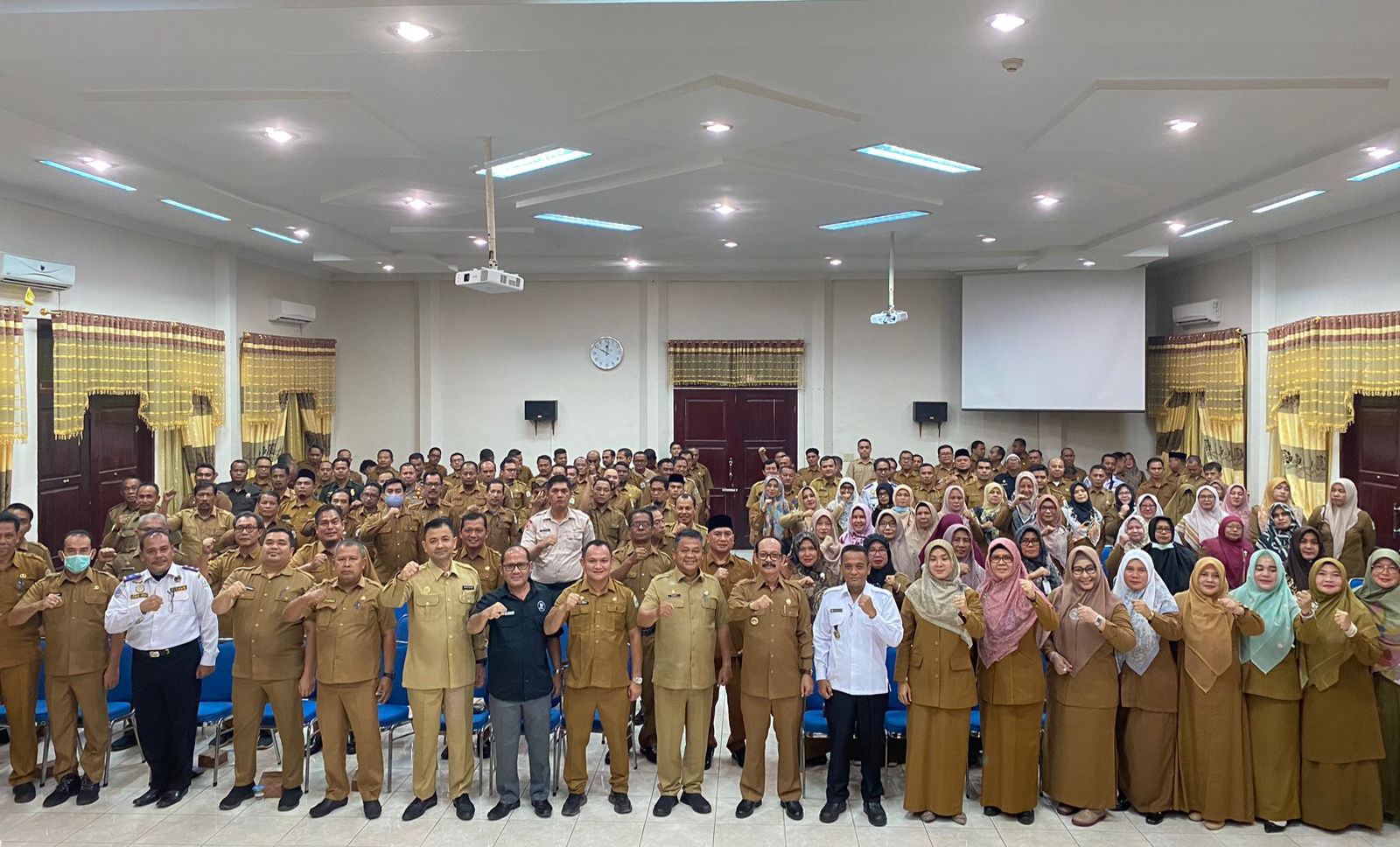 Pj. Bupati Aceh Tamiang, Dr. Drs. Meurah Budiman, SH, MH, berpose bersama usai Pengarahan tentang Netralitas ASN menghadapi Pemilu / Pilkada serentak Tahun 2024. Kegiatan berlangsung di aula Setdakab, Senin (11/9/2023). Dok : Prokopim 2023/SWARA45.COM/Afrizal]