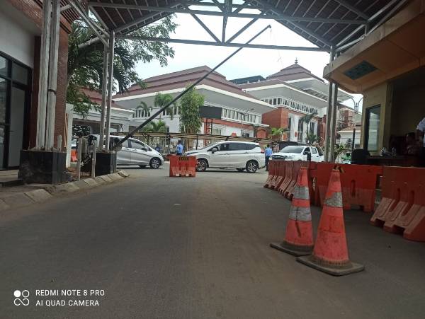 Photo : Suasana macet di DPRD Banten akibat 4 dari 5 gerbang KP3B terblokir, (18/09)