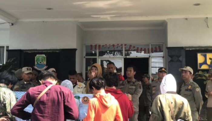 Anggaran Penerangan Jalan Umum Di Soal, Mahasiswa Demo  DBMSDA Kota Bekasi