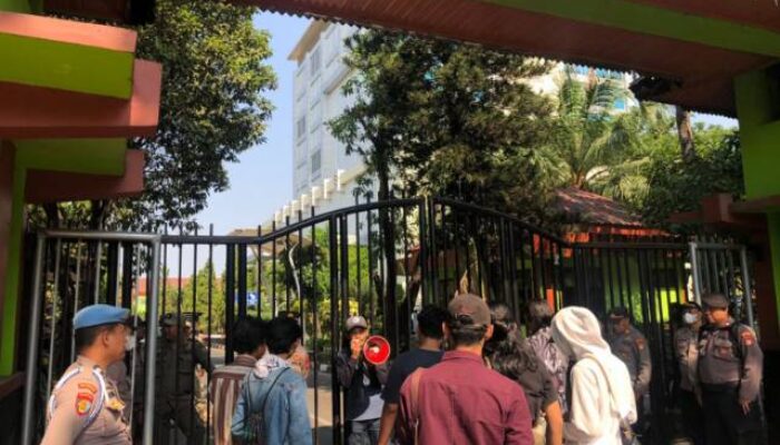 Titik Terang atau Kelam? Mahasiswa Aliansi “Amerta” Kembali Unjuk Rasa Di Kantor PemKot  Bekasi