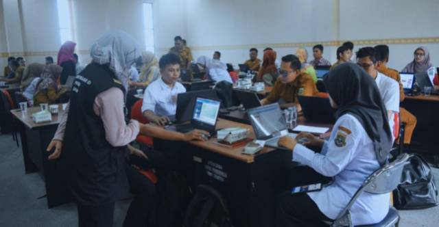 Caption. Peserta workshop mengikuti arahan instruktur