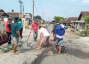 Di Duga Tak Tersentuh Pemkab, Pemerintah Pekon Kedamaian Bersama Masyarakat Bergerak, Perbaiki Jalan Berlubang