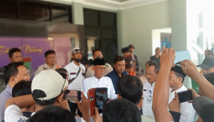 Oknum Kades Di Duga Melecehkan Profesi Jurnalis, Puluhan Wartawan Dan Aktivis Geruduk Kantor Kecamatan Kronjo