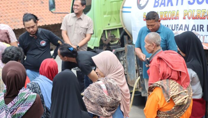 Polres Cilegon Berikan Air Bersih Kepada Masyarakat