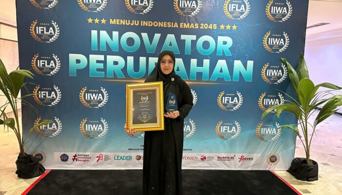 Kades Kadu Agung Timur Raih Penghargaan IIWA