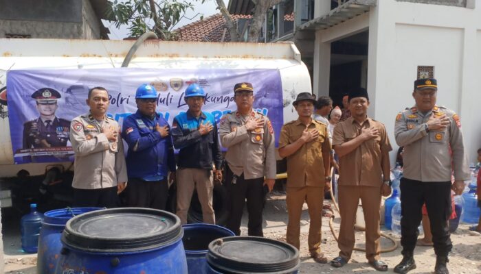 Perduli Lingkungan Polres Tangerang Berikan Bantuan Air Bersih Bagi Warga Desa Bakung Kronjo
