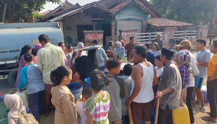 Perduli Dengan masyarakat Kepala Desa Muncung Kecamatan Kronjo Berikan Bantuan Air Bersih