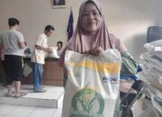 Kades Cijulang Ikut Berbagi Rasa Kebersamaan Di Sela-Sela Para KPM Menerima Beras Medium 10Kg