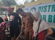 Kades Sukamulya Hadir Bersama Masyarakat Ikut Membagikan Air Bersih Bantuan Dari Baznas