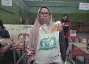 LPM Berperan Membagikan Beras 10Kg Secara Gratis Serta Dibantu Serda Dani Ramdani