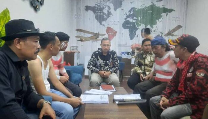 Koalisi Abal-Abal Lakukan Aksi Unjuk Rasa di Depan Kantor Kemendagri