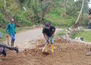 Jalan Rusak Belum  Diperbaiki , Warga Desa Mekarwangi Gotong-Royong Memperbaiki
