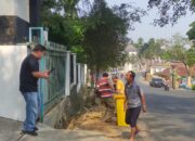 Kadis DPMD Lebak Turun Tangan Bersihkan Halaman Kantor